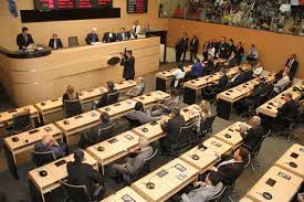 Com apenas 39 vereadores, Câmara de Recife quer gastar quase R$ 2 milhões  em celulares